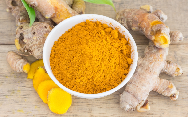 Artrose: 5 formas naturais de incluir cúrcuma no seu dia a dia