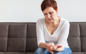 6 causas comuns de dormência nas mãos em mulheres